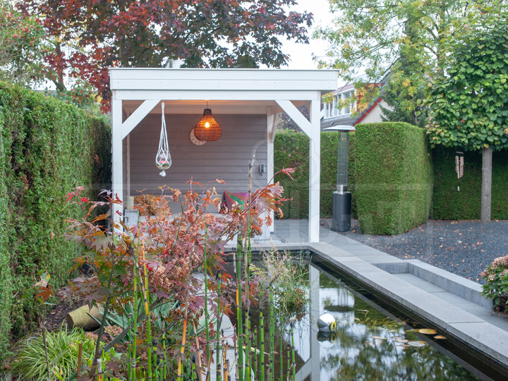 Trendhout-casa-6100x3300-basismodel-tuinschuur-met-overkapping-douglas-tuinschuur-met-luifel-in-kleur-wit-met-grijs