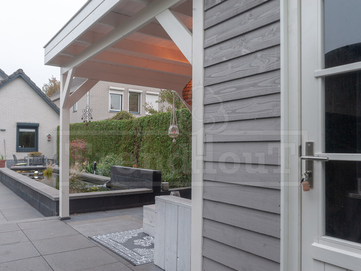 Trendhout-casa-6100x3300-basismodel-zelfbouwpakket-tuinschuur-met-overkapping-douglas-tuinschuur-met-luifel-in-kleur-wit-met-grijs