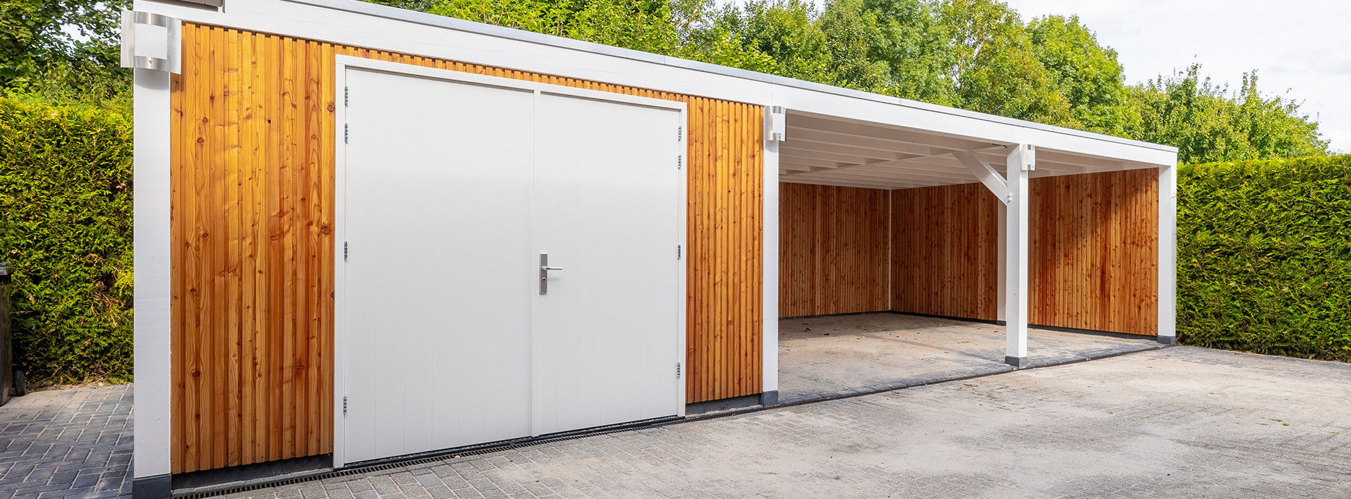 douglas-houten-overkapping-modern-met-zonnepanelen-schuur-met-carport