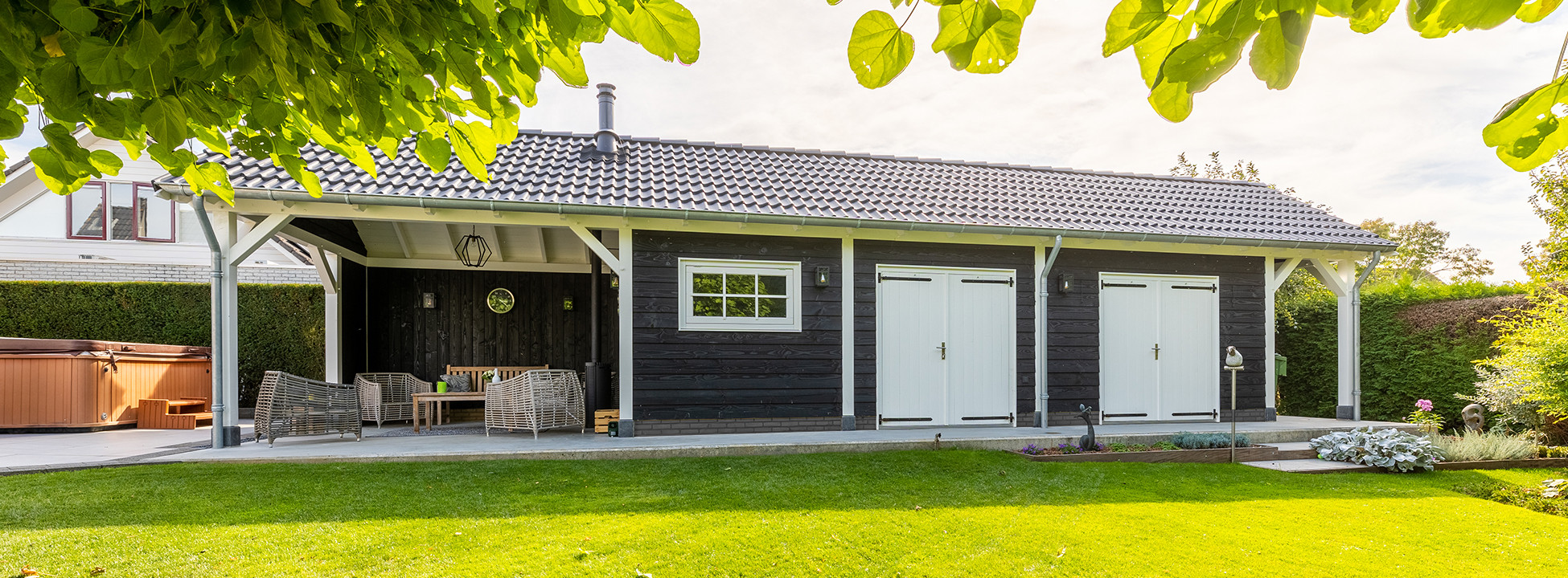 grote-douglas-houten-schuur-met-dubbele-carport-met-zolders-en-garagedeuren-bouwpakket-op-maat-laten-bouwen-wit-zonnepanelen-Trendhout