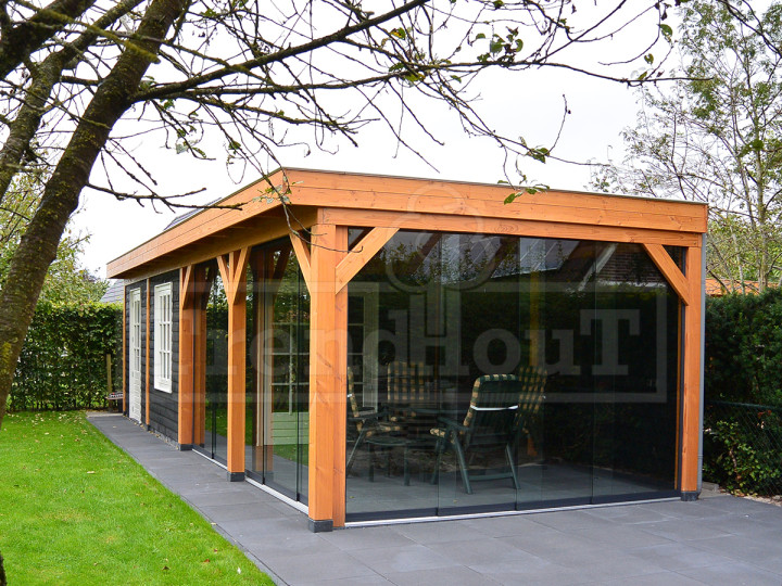moderne-Mensa-9800x4000-douglas-houten-schuur-met-grote-overkapping-plat-dak-met-glazen-schuifdeuren-tuinhuis-tuinkamer-Trendhout