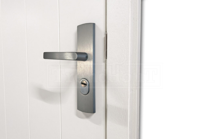 Trendhout-detail-hardhouten-plaatdeuren-enkel-RVS-slot
