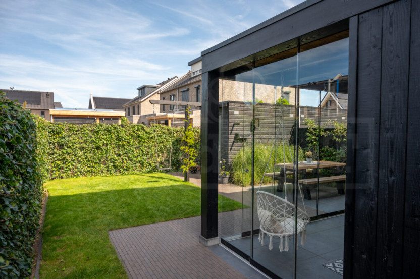 Trendhout-houten-overkapping-moderne-veranda-aan-huis-bouwpakket-modena-glas