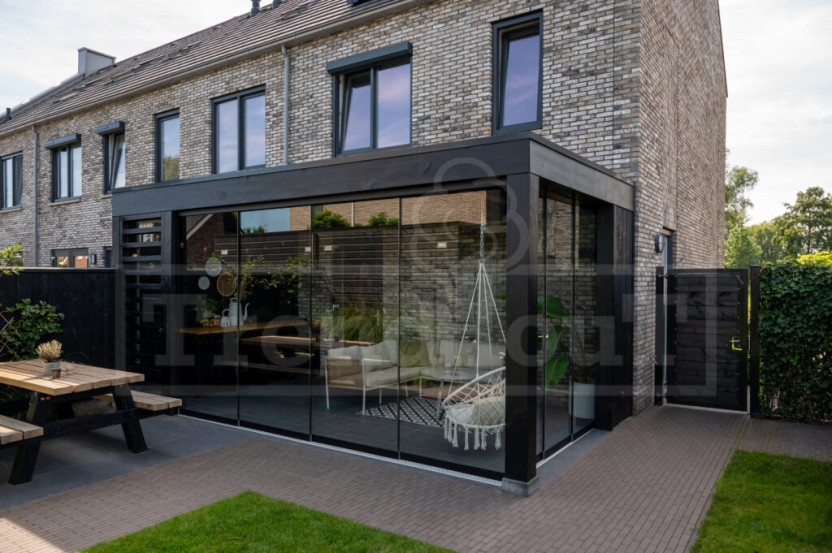 Trendhout-houten-overkapping-moderne-veranda-aan-huis-bouwpakket-modena-glazen-schuifwanden