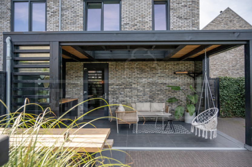 Trendhout-houten-overkapping-moderne-veranda-aan-huis-bouwpakket-modena-louvre