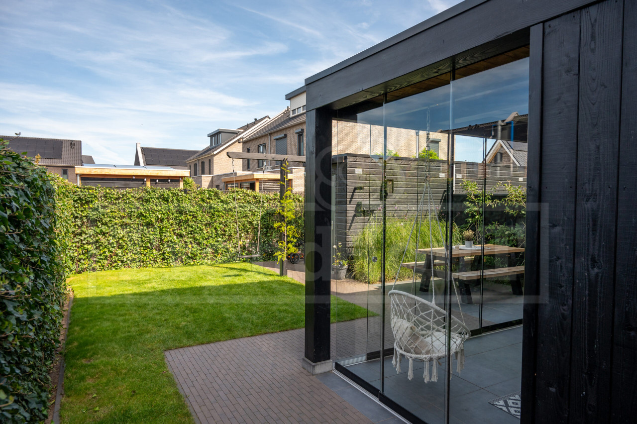 Trendhout-houten-overkapping-moderne-veranda-aan-huis-modena