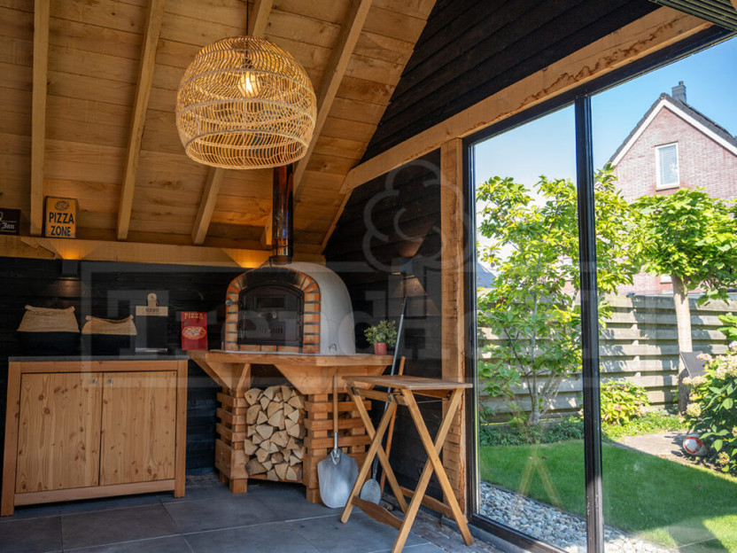eiken-kapschuur-overkapping-op-maat-pizza-oven-houtkachel-in-overkapping