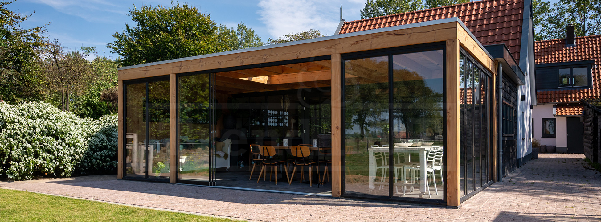 moderne-douglas-houten-overkapping-aan-huis-of-woning-trendhout-strak-design-Modena-op-maat-bouwpakket-laten-bouwen