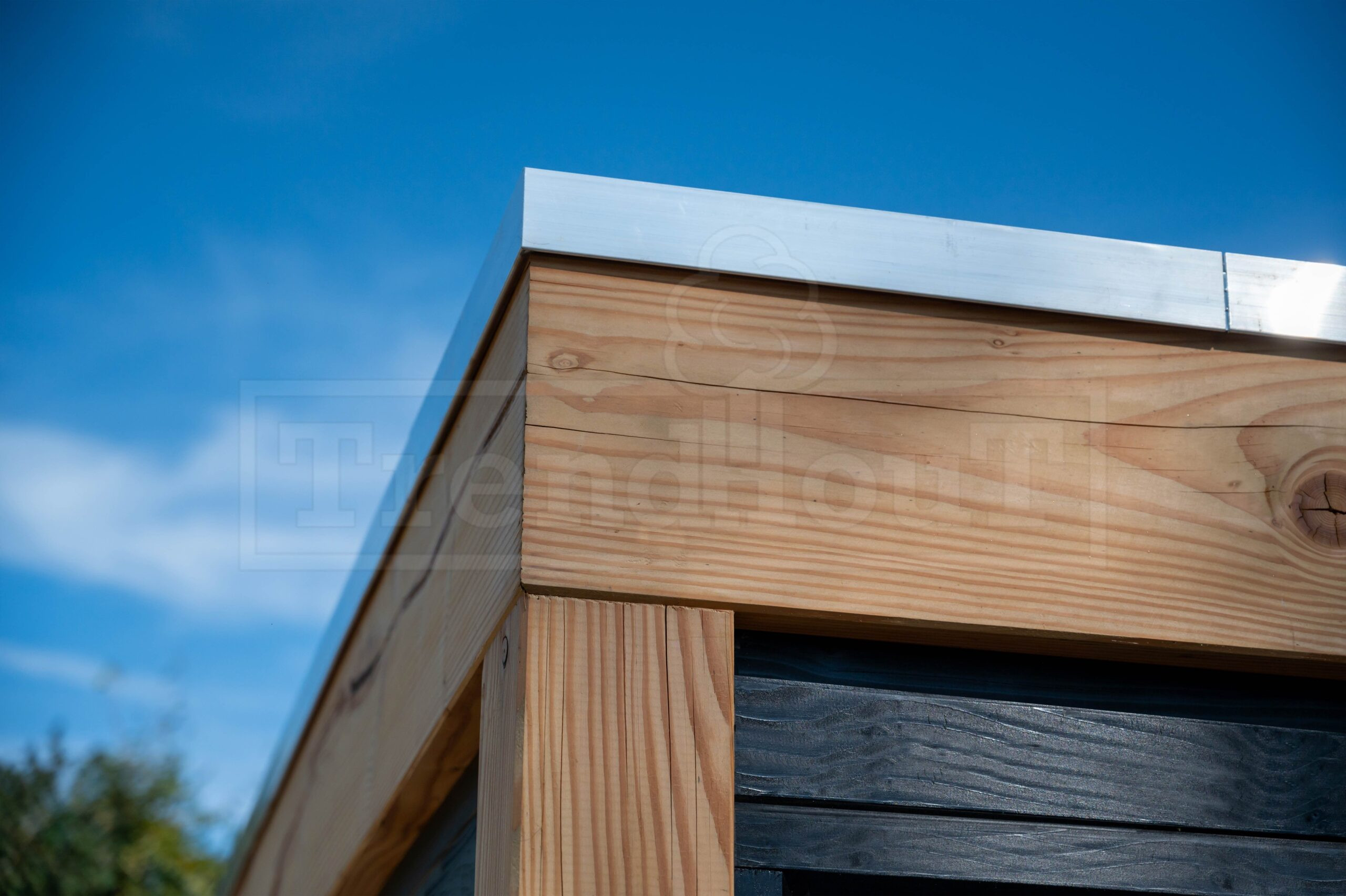 moderne-houten-overkapping-aan-huis-of-woning-trendhout-strak-design-Modena-op-maat-bouwpakket-laten-bouwen