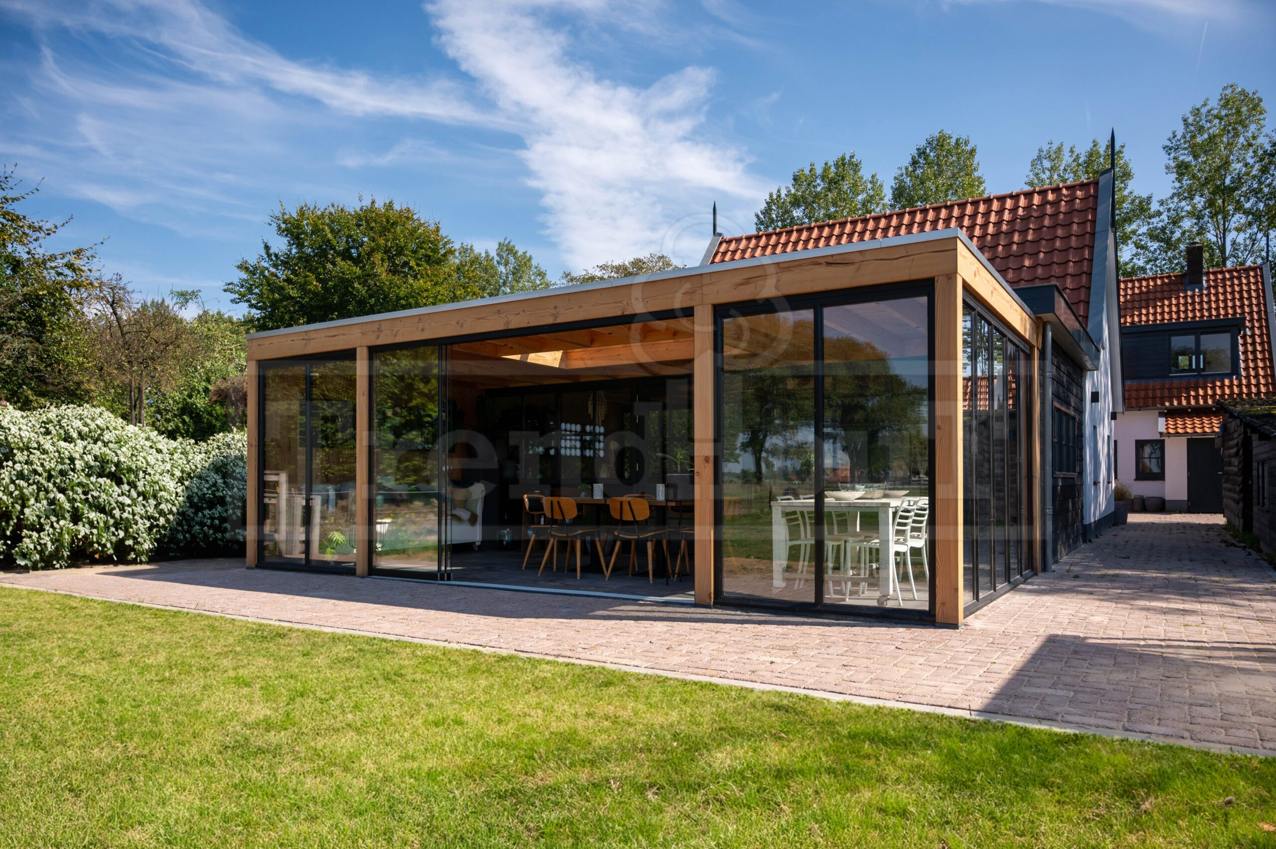 moderne-houten-overkapping-veranda-aan-huis-of-woning-trendhout-strak-design-Modena-op-maat-bouwpakket-laten-bouwen