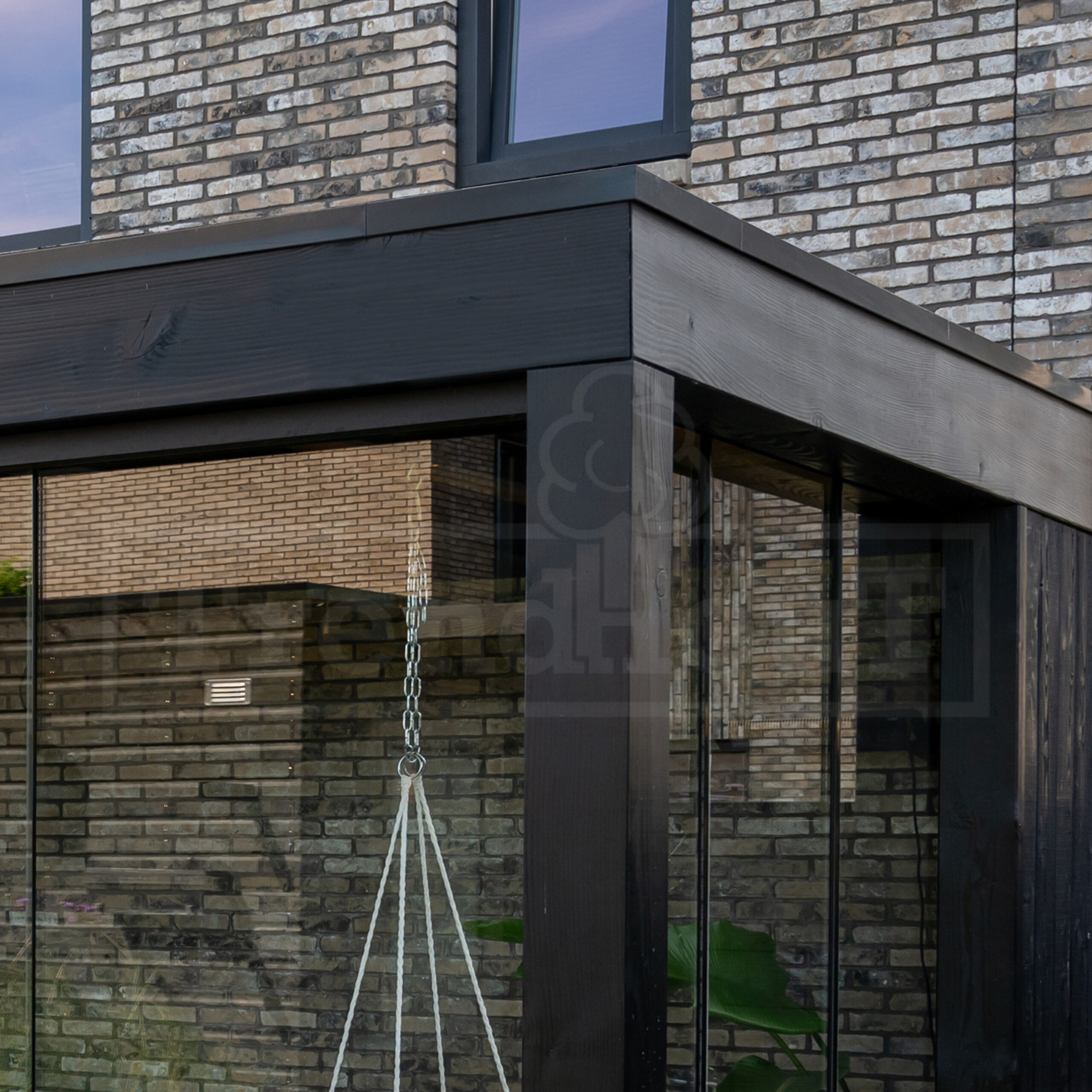 palermo-Xxl-in-kleur-zwart-gespoten-moderne-overkapping-met-lichtstraat-aan-huis-Trendhout-bouwpakket-strakke-afwerking-w