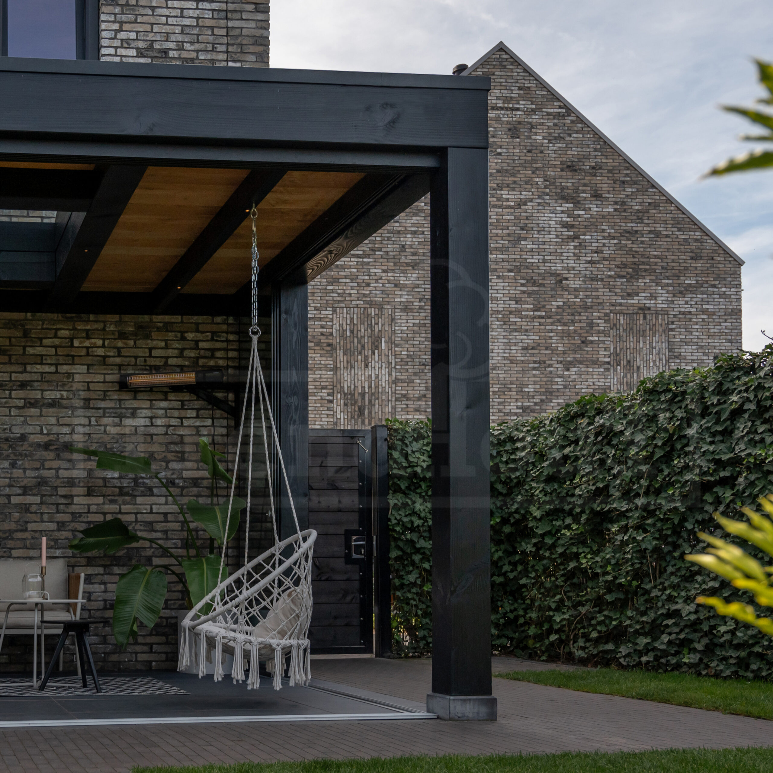 palermo-Xxl-in-kleur-zwart-gespoten-moderne-overkapping-met-lichtstraat-aan-huis-Trendhout-bouwpakket-w