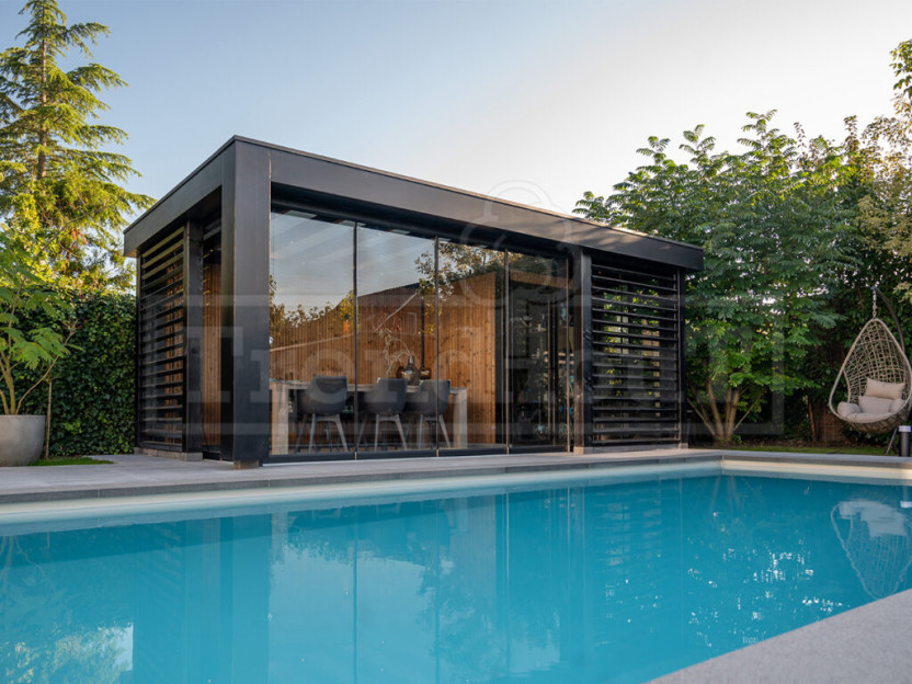trendhout-douglas-luxe-moderne-hout-overkapping-poolhouse-bij-zwembad-bijgebouw-bouwen-modern-met-glazen-schuifdeuren