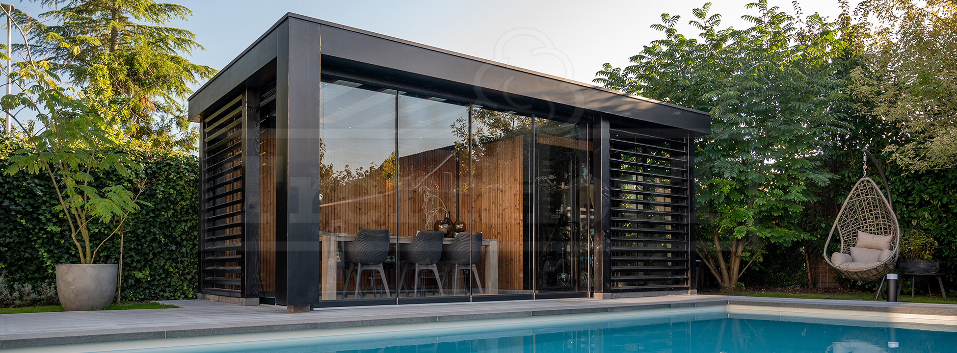 trendhout-douglas-luxe-moderne-houten-overkapping-poolhouse-bij-zwembad-bijgebouw-bouwen-modern-strakke-stijl