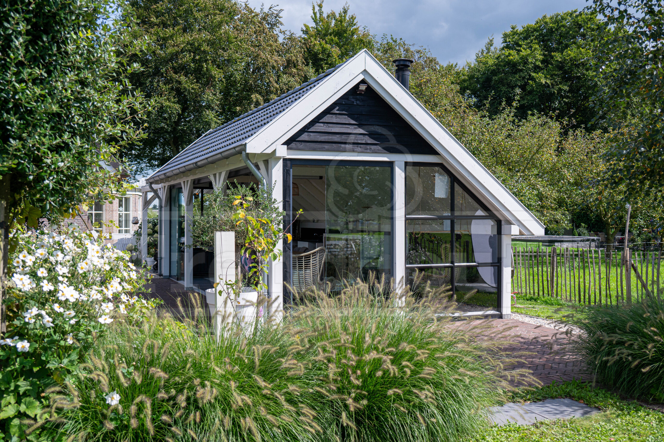 Trendhout-kapschuur-de-hoeve-xl-Douglas-wit-landelijk-modern-sporenkap-steellook-ramen