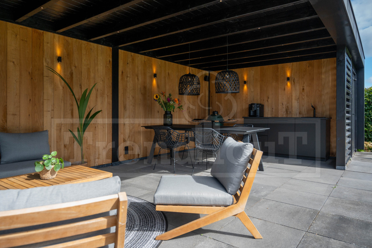 Trendhout-verona-houten-buitenverblijf-plat-dak-modern-strak-zwarte-constructie-stijlvol-louvre-eiken-interieur