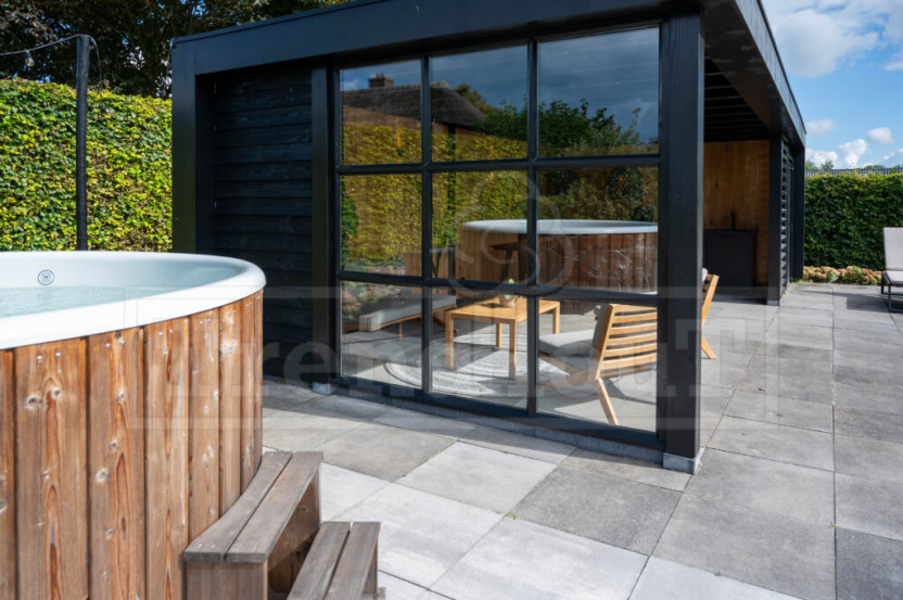 Trendhout-verona-houten-buitenverblijf-plat-dak-modern-strak-zwarte-constructie-stijlvol-louvre-eiken-steellook