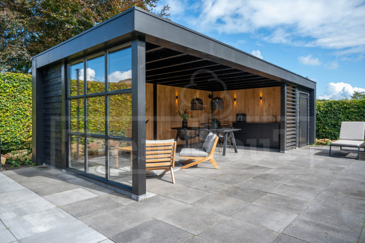 Trendhout-verona-houten-buitenverblijf-plat-dak-modern-strak-zwarte-constructie-stijlvol-louvre-eiken-steellook-ramen