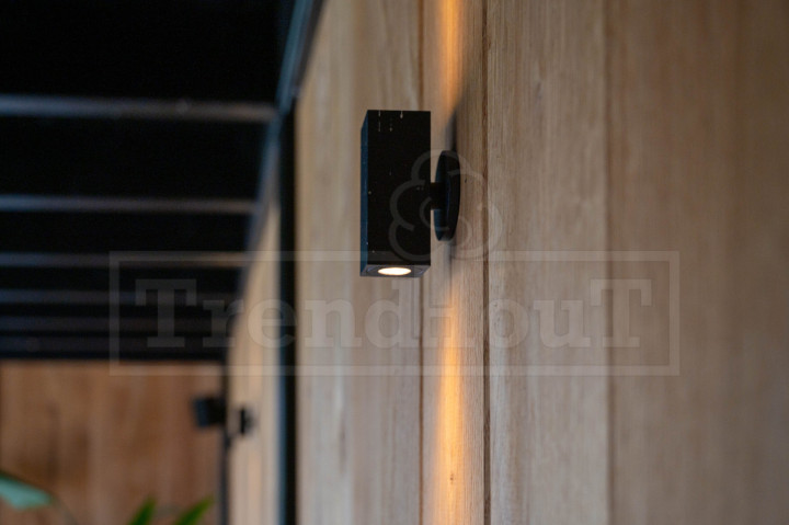 Trendhout-verona-houten-buitenverblijf-plat-dak-modern-strak-zwarte-constructie-stijlvol-louvre-eiken-wandlamp