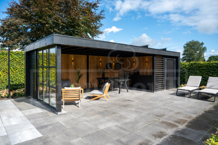 Trendhout-verona-houten-buitenverblijf-plat-dak-modern-strak-zwarte-constructie-stijlvol-louvre-eiken-zwart
