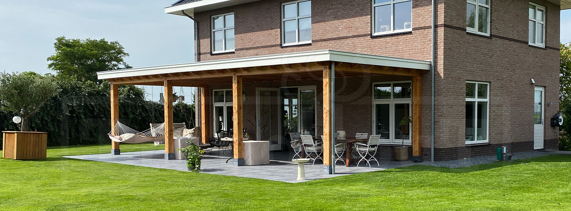 Houten-veranda-overkapping-aan-huis-landelijke-douglas-plat-dak-met-verlichting-terrasoverkapping-hout