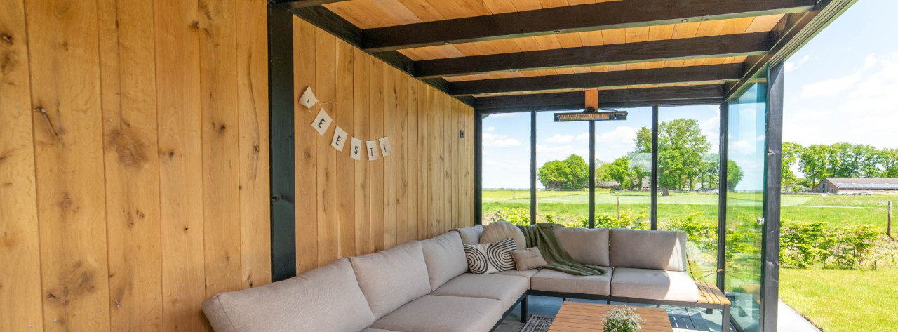 moderne-zwarte-tuinkamer -tuinhuis-overkapping-eiken-wanden-glazen-schuifwand-Trendhout
