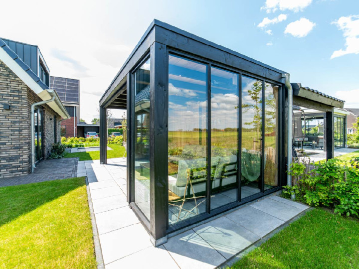 moderne-zwarte-tuinkamer -tuinhuis-overkapping-eiken-wanden-glazen-schuifwand-Trendhout