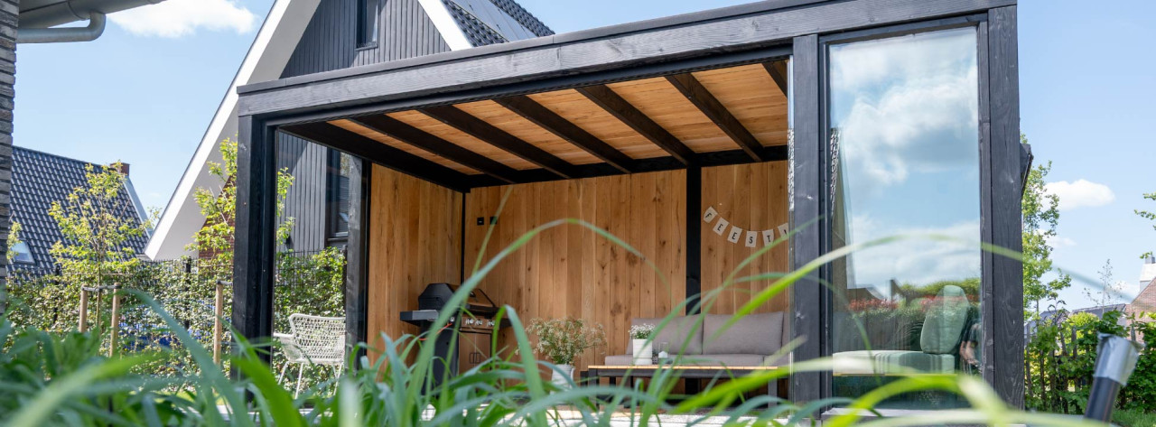 moderne-zwarte-tuinkamer -tuinhuis-overkapping-eiken-wanden-glazen-schuifwand-Trendhout