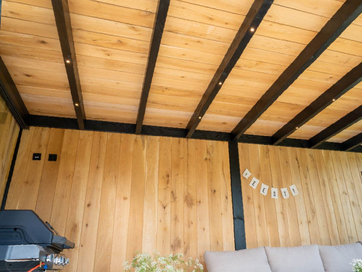 moderne-zwarte-tuinkamer -tuinhuis-overkapping-eiken-wanden-glazen-schuifwand-Trendhout