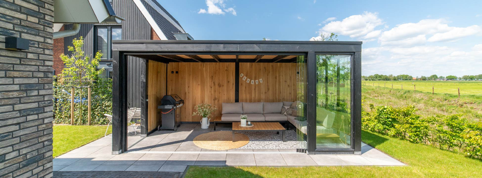 moderne-zwarte-tuinkamer -tuinhuis-overkapping-eiken-wanden-glazen-schuifwand-Trendhout