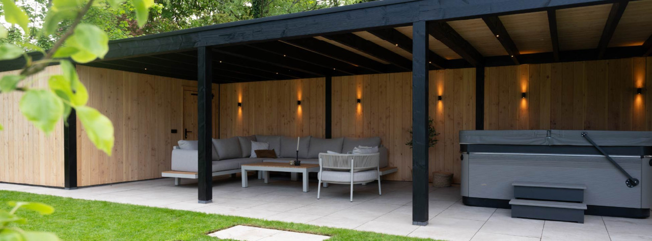 zwarte-douglas-overkapping-met-schuur-verlichting-inbouw-spotjes-wandlampen