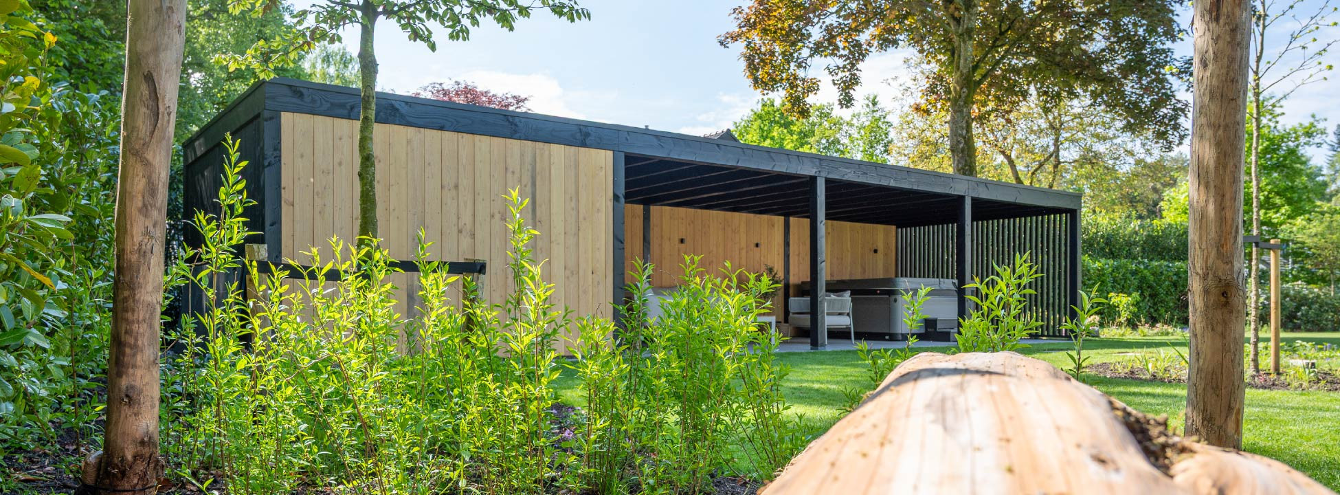 buitenverblijf-met-veranda-en-schuur-douglas-hout-landelijke-uitstraling