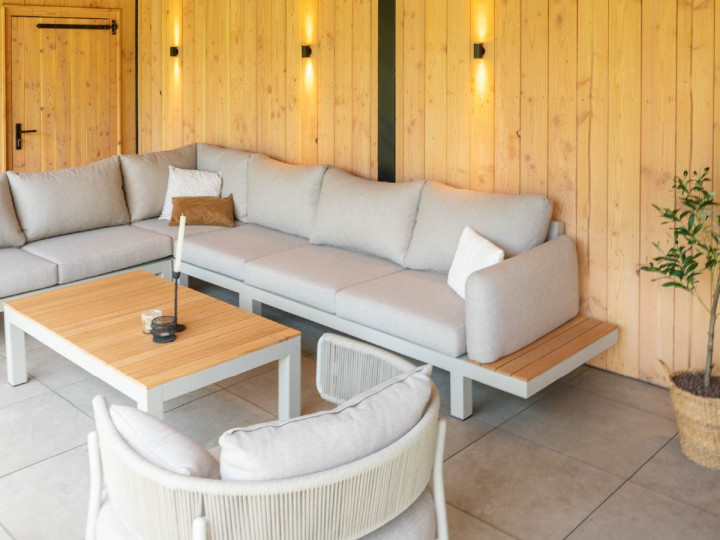 landelijke-overkapping-met-schuur-en-douglas-sponningplanken-veranda-Palermo