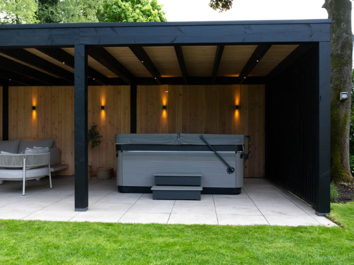 overkapping-met-jacuzzi-en-schuur-douglas-hout-veranda-met-sfeerverlichting