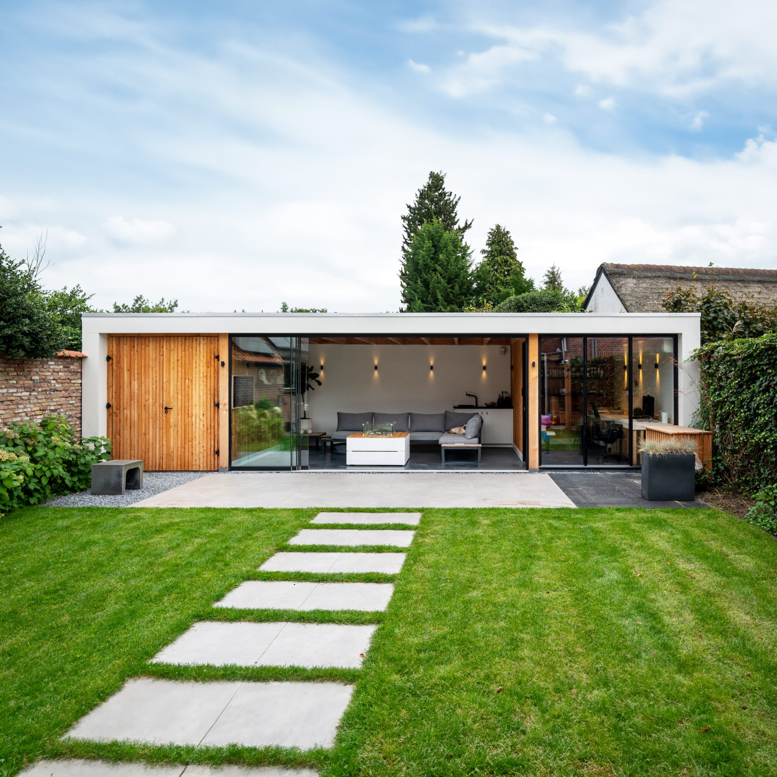Moderne houten overkapping van Trendhout in een tuin