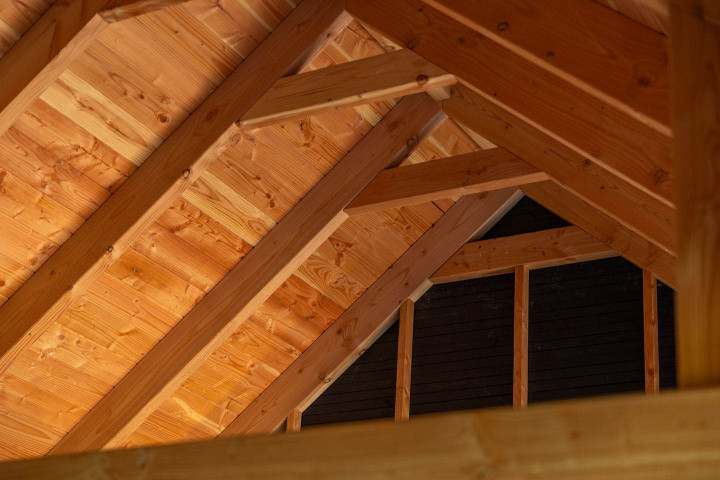 detail-van-houten-dakconstructie-met-spanten-en-dakbeschot-bij-zadeldak-xxl