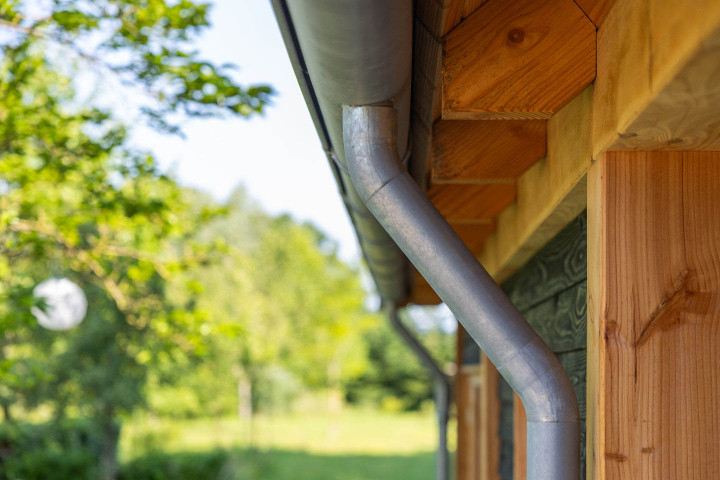 detail-van-dakgoot-en-regenpijp-bij-houten-zadeldak-xxl-met-houten-overstek