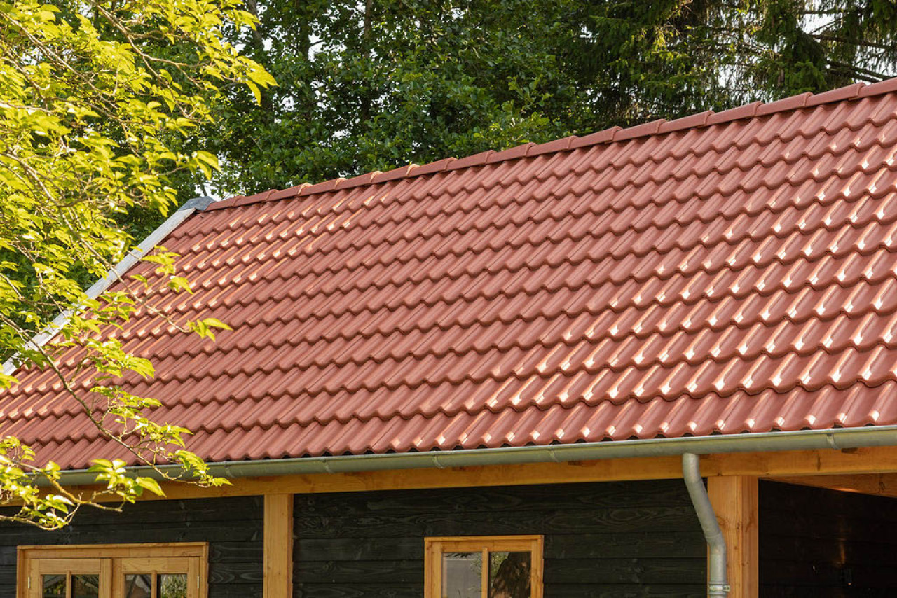zadeldak-met-rode-dakpannen-op-zadeldak-xxl-met-houten-constructie