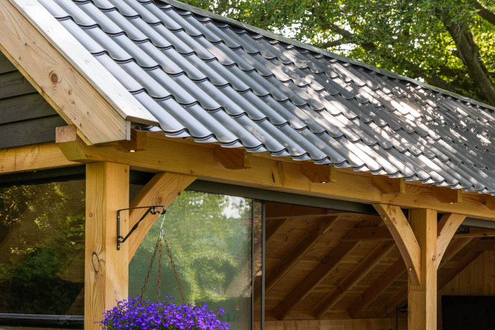 detail-van-zwarte-dakpanprofielplaten-en-douglas-constructie-bij-kapschuur-de-hoeve