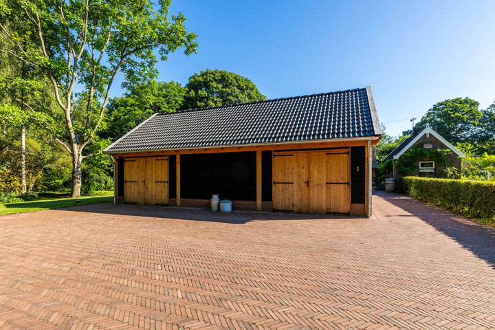 overzicht-van-zadeldak-xxl-met-douglas-constructie-wanden-van-douglas-potdekselplanken-opgeklampte-deuren-douglas