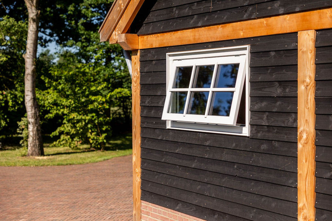 detail-van-douglas-uitzetraam-in-zadeldak-xxl-met-wanden-van-douglas-potdekselplanken-en-douglas-constructie