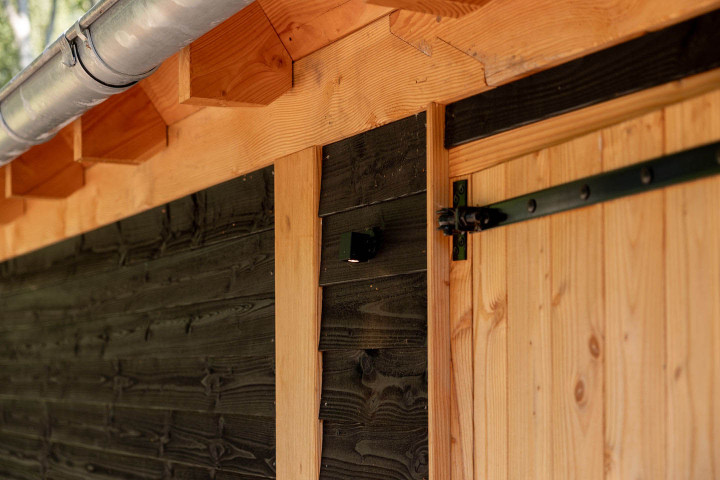 detail-van-douglas-opgeklampte-deur-met-beslag-bij-zadeldak-xxl