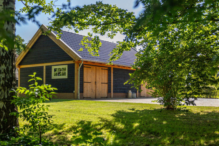 zadeldak-xxl-met-douglas-constructie-wanden-van-douglas-potdekselplanken-opgeklampte-deuren-douglas-uitzetraam-en-zinken-dakgoot-in-de-tuin