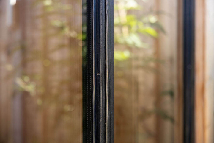 detail-van-glazen-wand-met-zwarte-profielen-bij-aanbouw-veranda-ancona