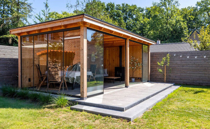 zijaanzicht-van-overkapping-siena-met-douglas-constructie-glazen-schuifwanden-en-terras-in-de-tuin