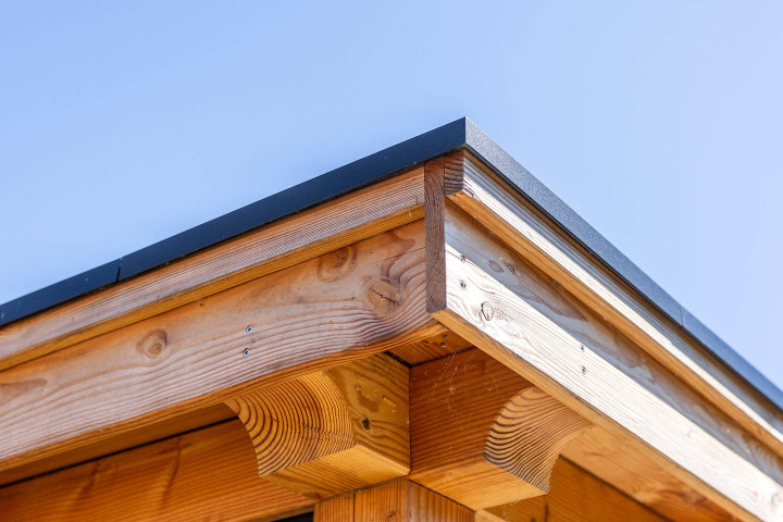 detail-van-douglas-dakconstructie-met-boeiboord-bij-overkapping-siena