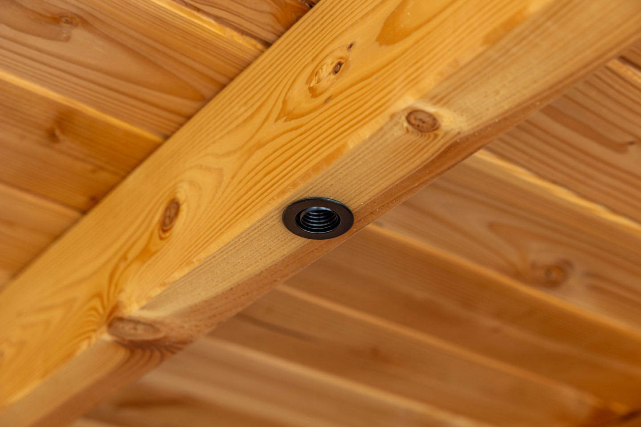 detail-van-douglas-dakbalk-met-inbouwspot-in-overkapping-siena