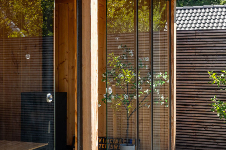 detail-van-glazen-schuifwand-bij-overkapping-siena-met-douglas-constructie