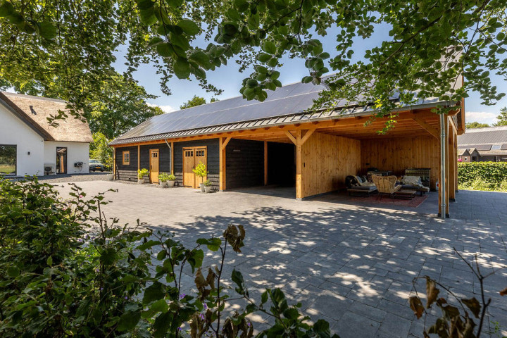 zadeldak-xxl-met-douglas-constructie-open-overkapping-en-wanden-van-douglas-potdekselplanken-in-de-tuin