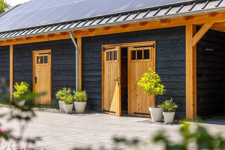 detail-van-zadeldak-xxl-met-douglas-constructie-wanden-van-douglas-potdekselplanken-douglas-opgeklampte-deuren